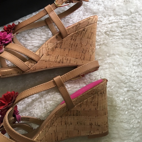 Tahari Favor leather flower sandal SIZE 7-1/2m - Picture 5 of 7